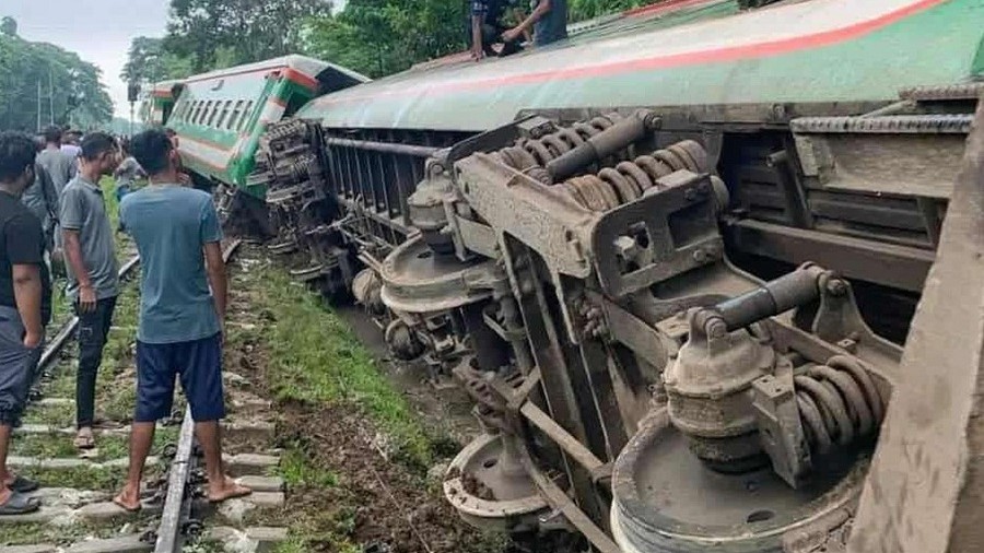 ‘উদয়ন এক্সপ্রেস’ ট্রেন লাইনচ্যুত, সিলেটের সঙ্গে সারাদেশের রেল যোগাযোগ বন্ধ